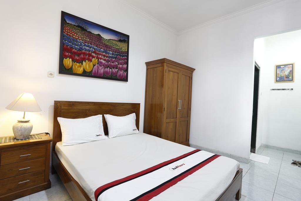 Hotel Reddoorz Near Adisucipto Airport Yogyakarta Exterior foto